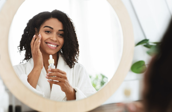 How to Keep Skin Looking Young and Glowing-Moisturizing